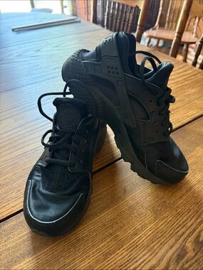 Nike Air Huarache All-Black Casual Sneakers